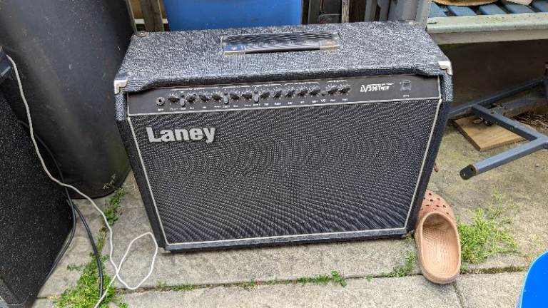 Laney LV300, Marshall MG100DFX + Peavey teal line. Raven Rebel Amp