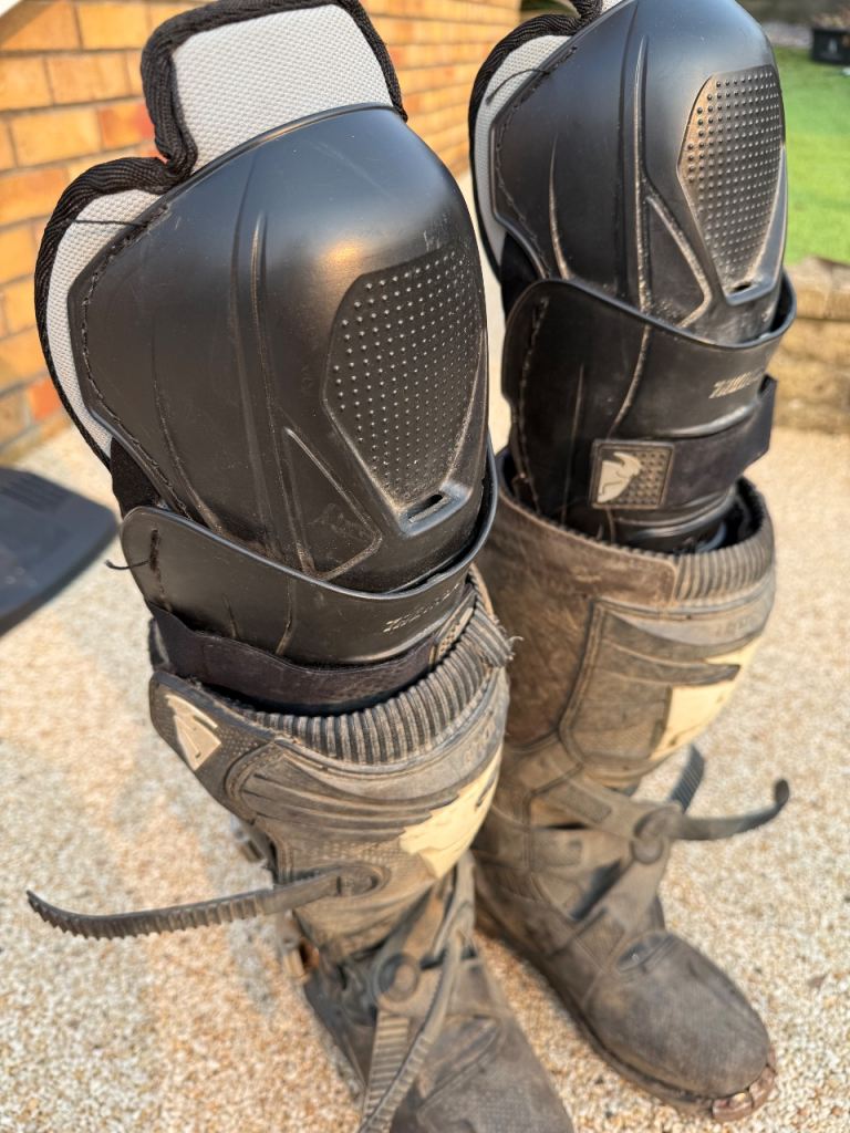 Motocross/Trail boots Size 7 with Knee/shin protectors