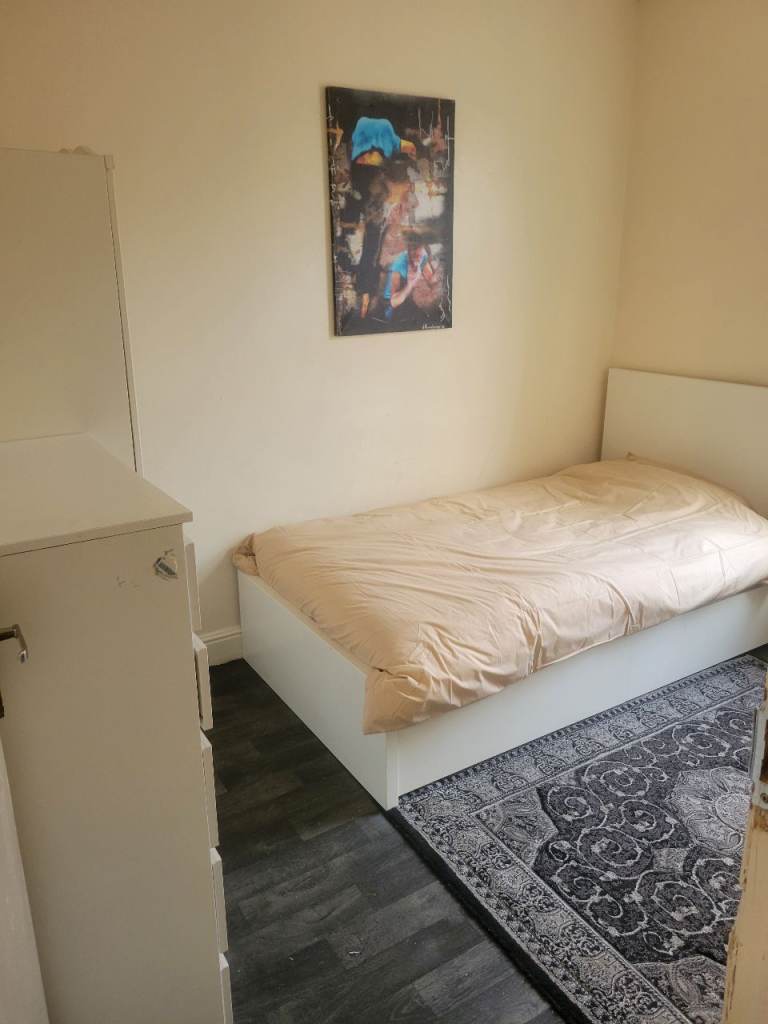 Shared house room to rent Ls11
