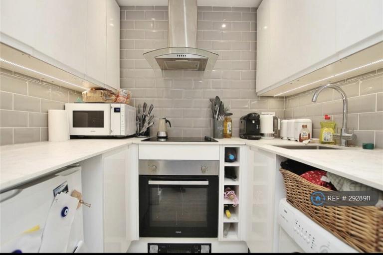 1 bedroom flat in Knaphill, Woking, GU21 (1 bed) (#2928911)