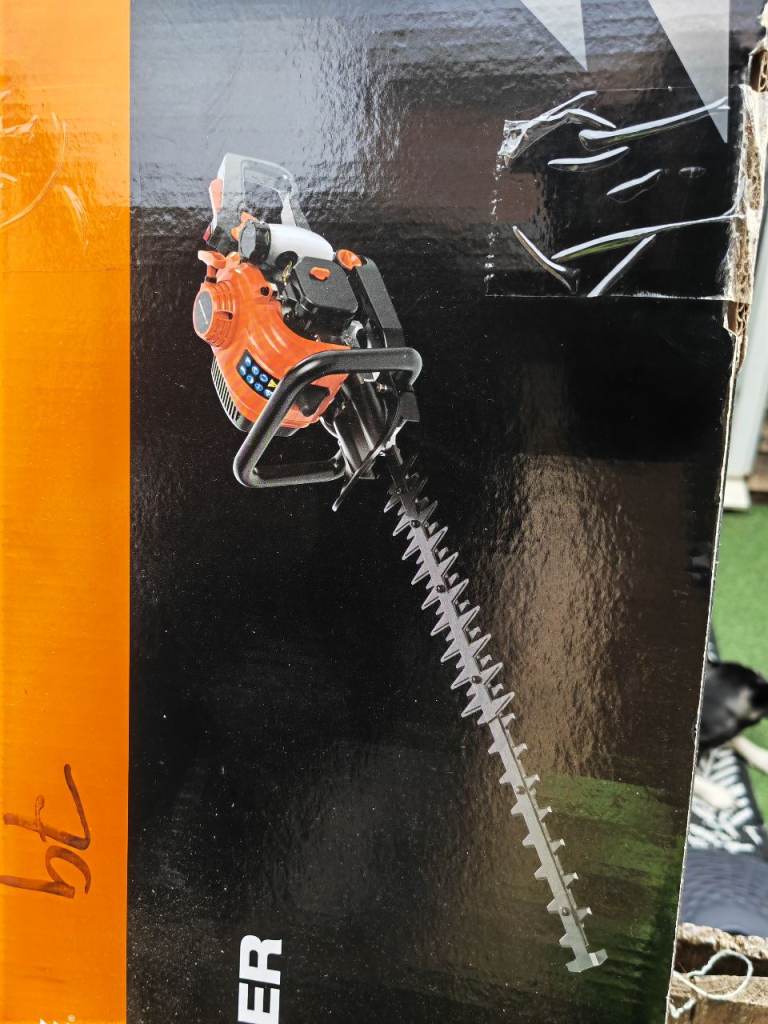 Petrol hedge trimmer 