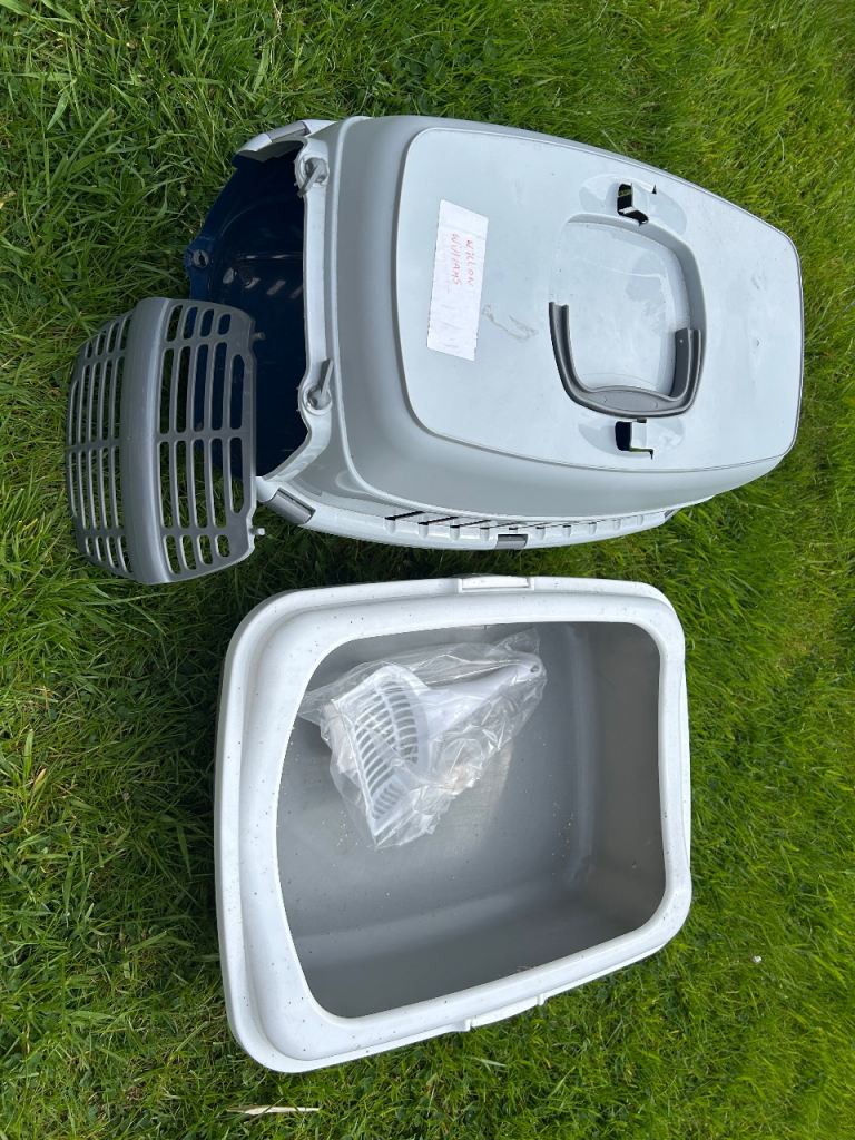 Cat carrier & litter tray/scoop