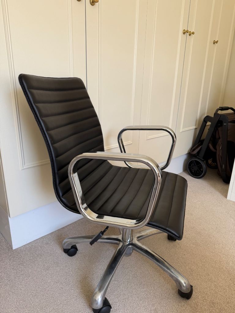 Office chair black in perfect condition 