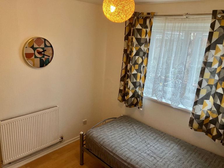 Beautiful Single Room To Let Next To Plaistow Station All Bills Included