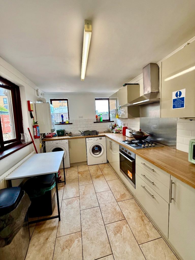 Lovely 4 bedroom student house all bills included 