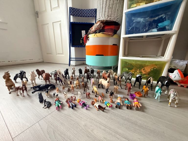 Large Wooden Toy Horse Stable with Figures – Good Condition