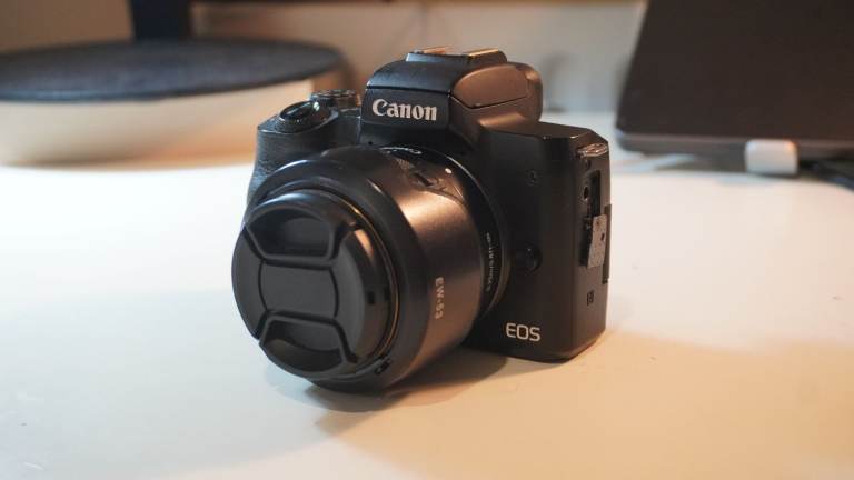 Canon M50 + Kit lens + bag, batteries and charger