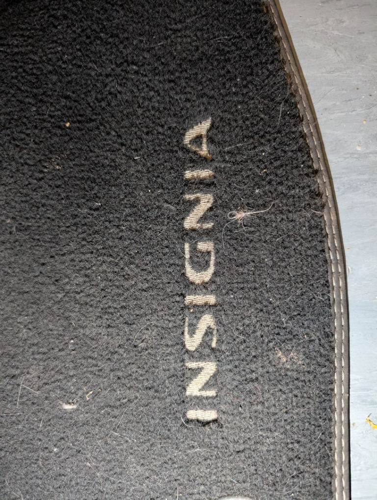 GENUINE VAUXHALL INSIGNIA ESTATE  SET 4 FRONT REAR   BLACK CARPET FLOOR MATS