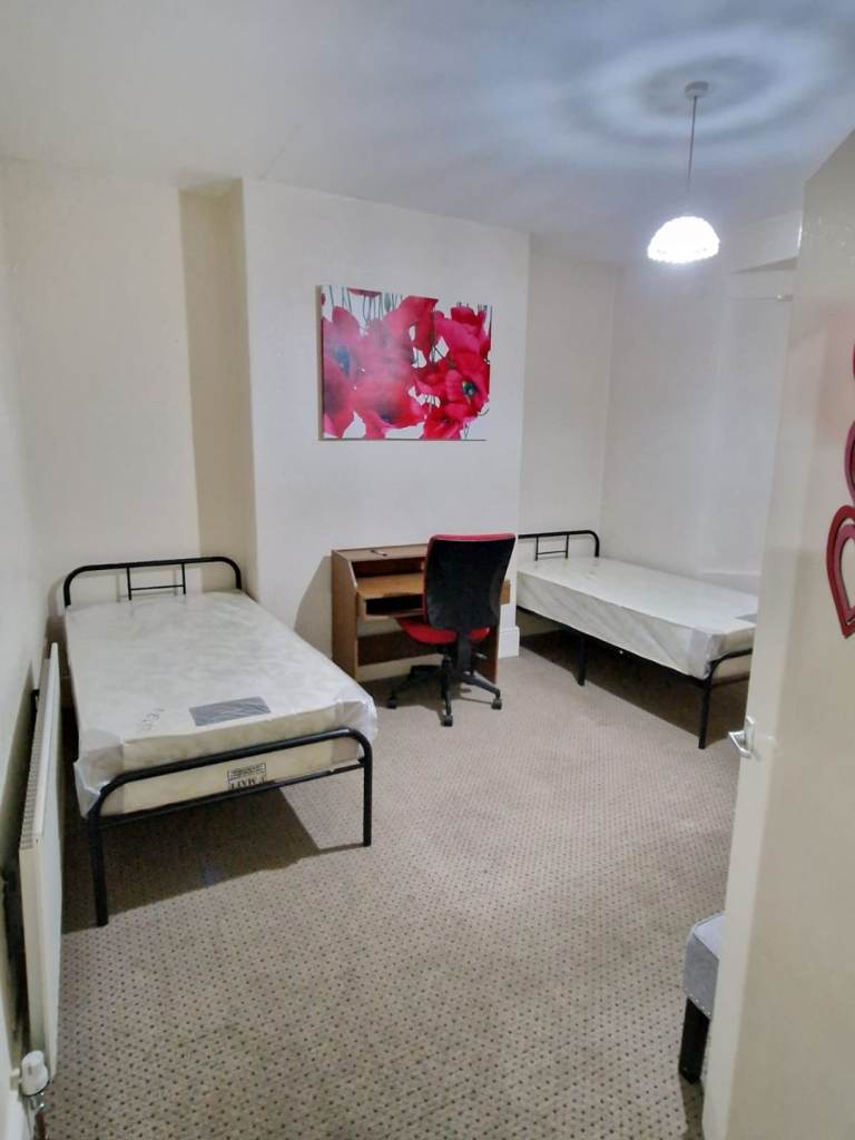 2 person share room available in 3 bedrooms Flat