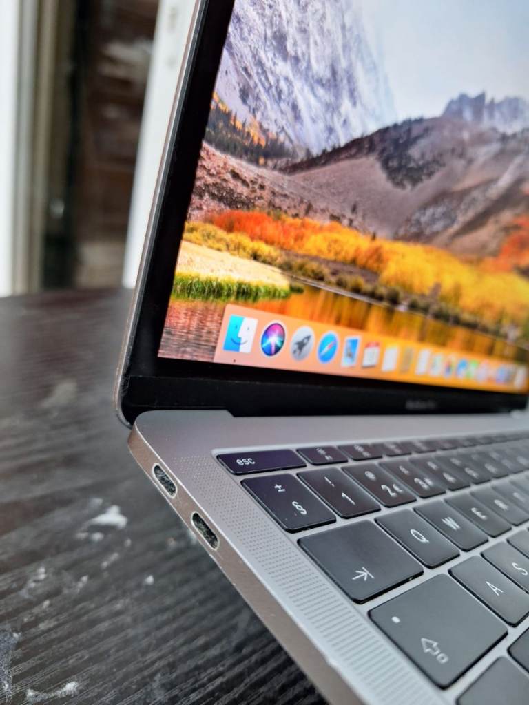 MacBook Pro (13Inch, 2017,I5 Intel core Processor, Two thunderbolts , 3 Ports) 