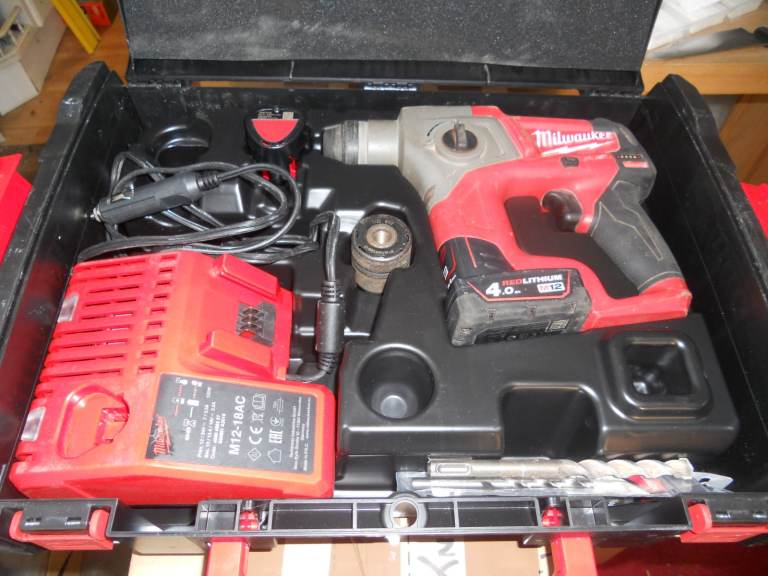 MILWAUKEE 12v. SDS KIT-2 batts-Vehicle charger adaptor