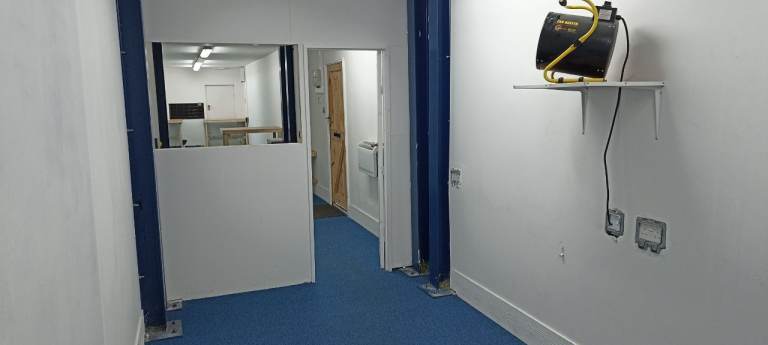 👀Large warehouse to rent /office to let with parking. 