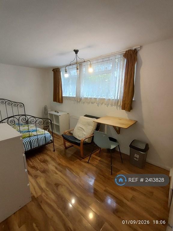 Studio flat in Steele Road, London, N17 (#2413828)