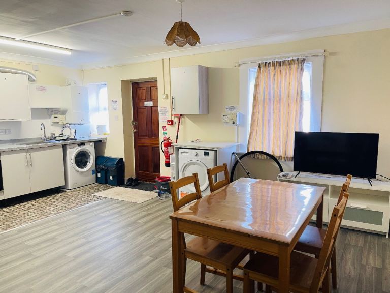 DOUBLE EN SUITE ROOM AVAILABLE BH14 9BY 