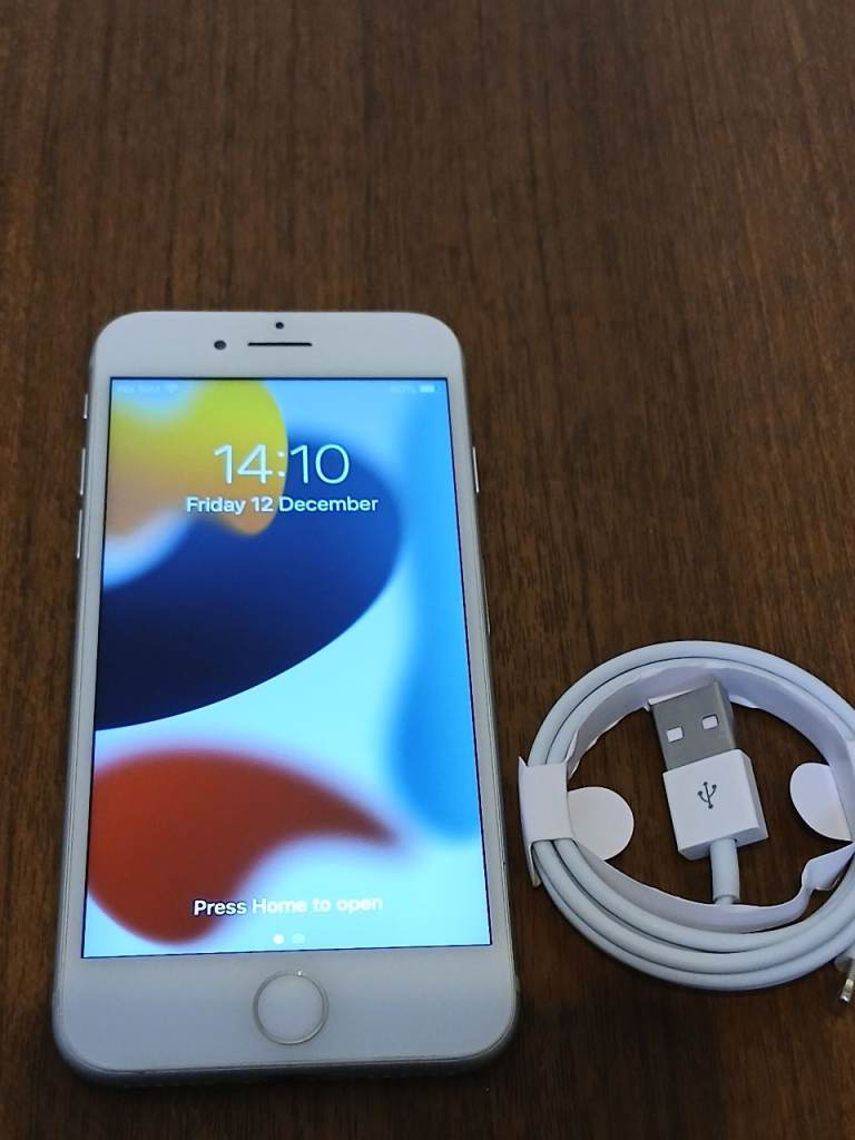 iPhone 7 Silver Unlocked 32GB w New Charging Cable Excellent Condition