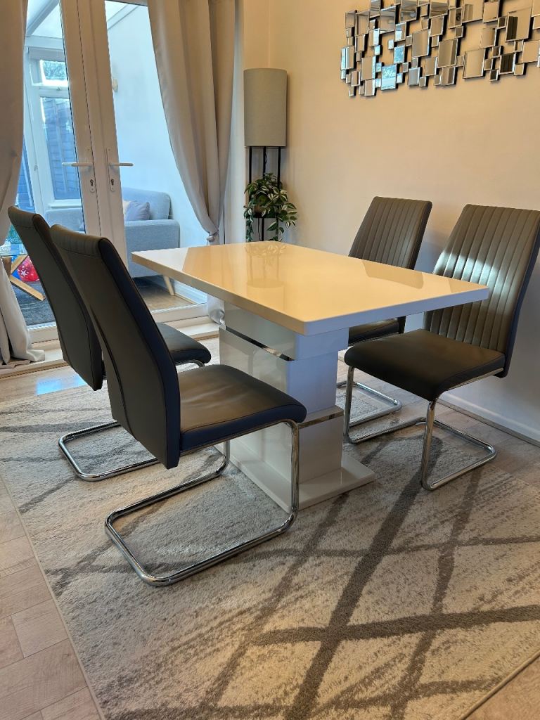 Dining table with 4 chairs 