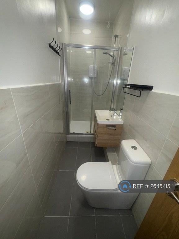 1 bedroom flat in Station Road, London, SE25 (1 bed) (#2645415)