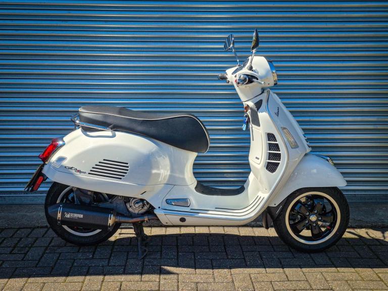 Piaggio Vespa GTS 300 Super