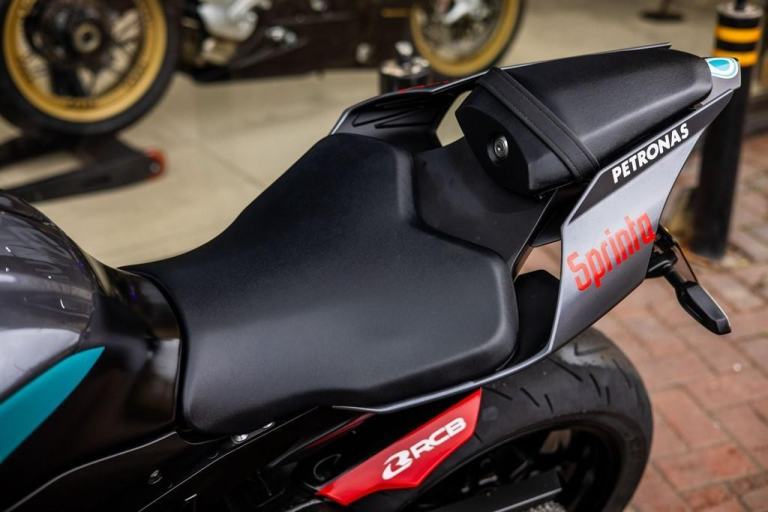 Yamaha R1 PETRONAS PAINT ! AKRO ! STUNNING