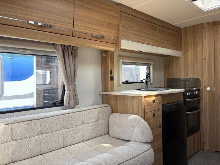 ELDDIS AVANTE 462 - 2 BERTH CARAVAN WITH END WASHROOM AND MOTORMOVER