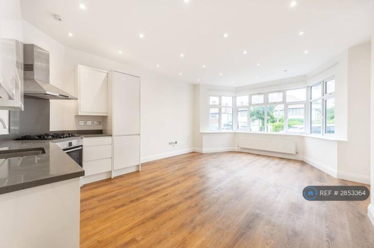2 bedroom flat in Chatsworth Road, London, NW2 (2 bed) (#2853364)