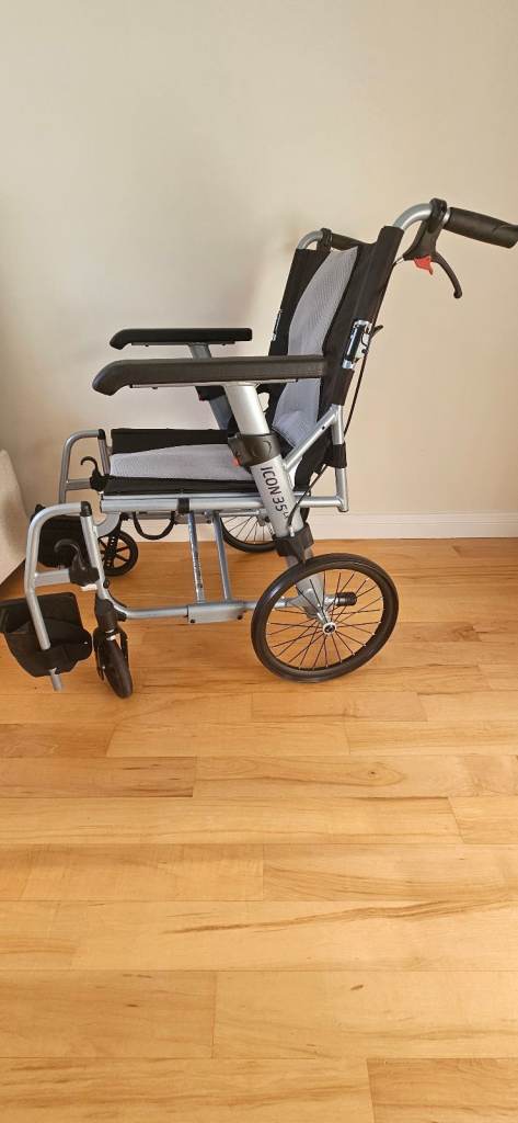 Lightweight wheelchair 