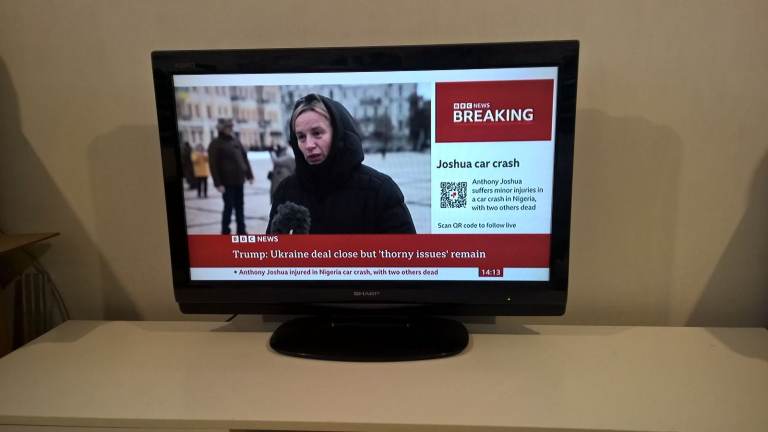 Sharp Aquos 32'' LCD HD Ready Digital TV integrated Freeview tuner,