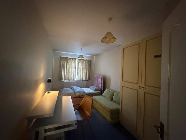 Spacious Double Room to Rent -2 mins walk to metropolitan station