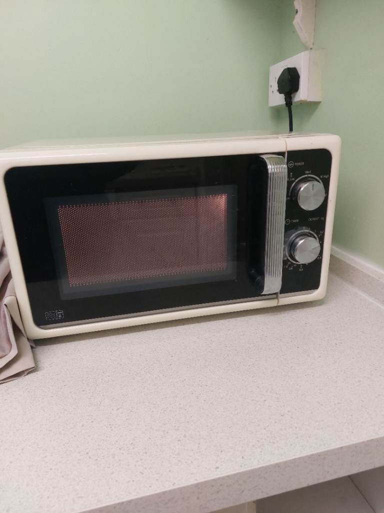 Nice working microwave (delivery available 