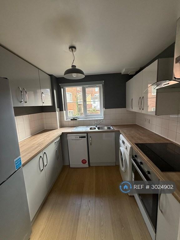 2 bedroom flat in Aldbury Court, Northampton, NN1 (2 bed) (#3024902)