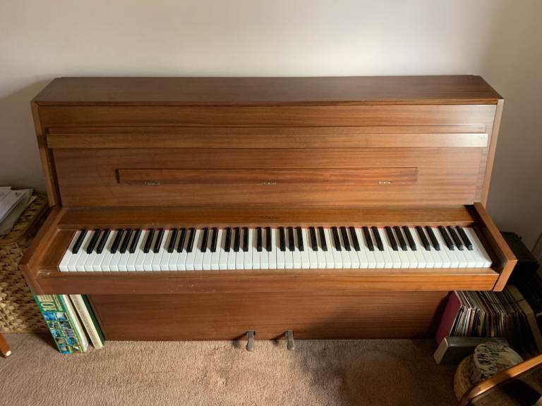 Lindner Topic upright piano