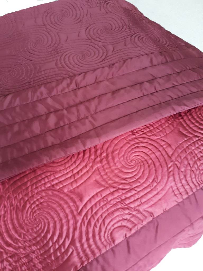 image for Luxury Burgundy Quilted Throw