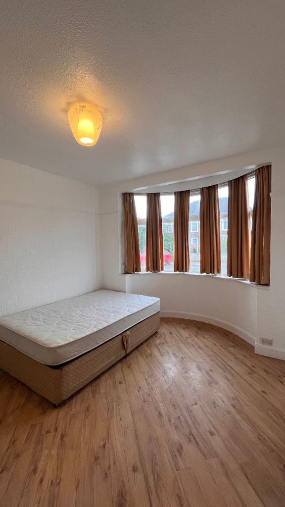 Available Large Double Room To Rent At (LE4 0DP)