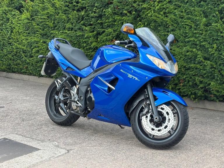 TRIUMPH SPRINT ST 1050 - 2011 11 - LOW MILES - CLEAN BIKE