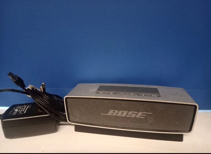 Bose Soundlink Mini with cradle and charger 