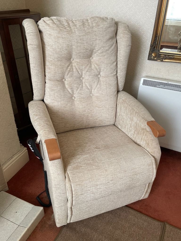 image for Comfortable Rise and Recliner dual motor chair in excellent condition