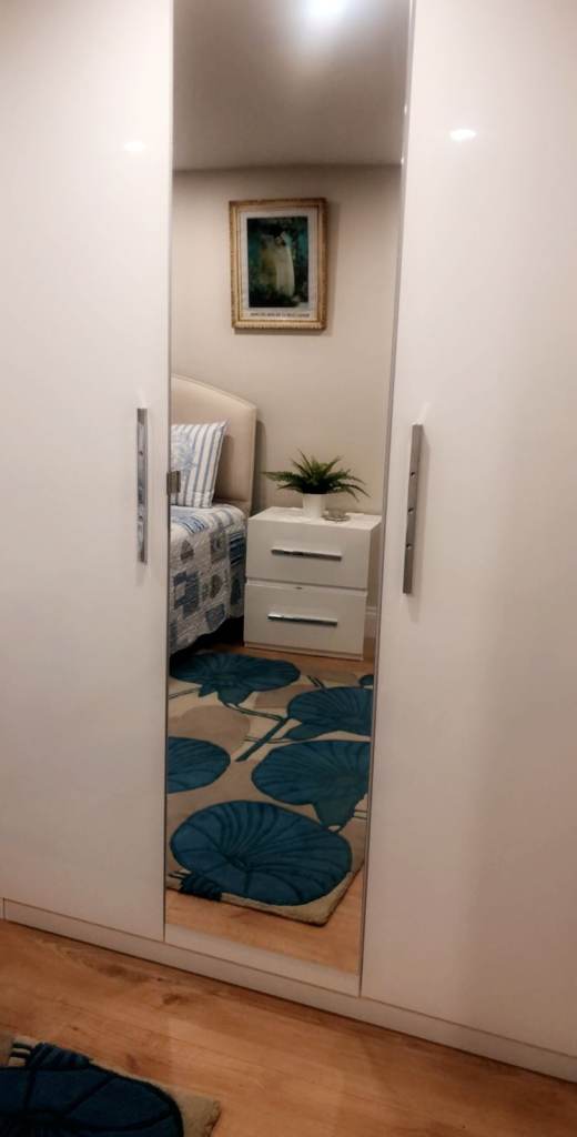 NICE ENSUITE DOUBLE ROOM IN WALTHAMSTOW, E17 4JR FOR £795pcm AVAILABLE NOW (Professional ONLY)