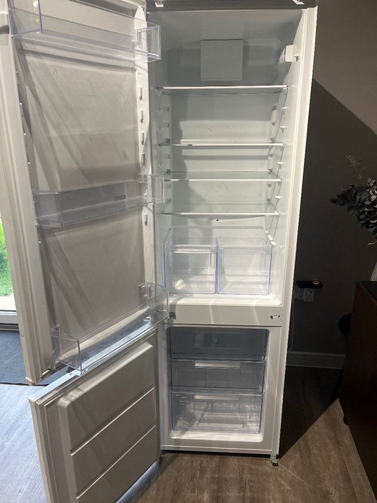 Integrated Fridge Freezer Zanussi