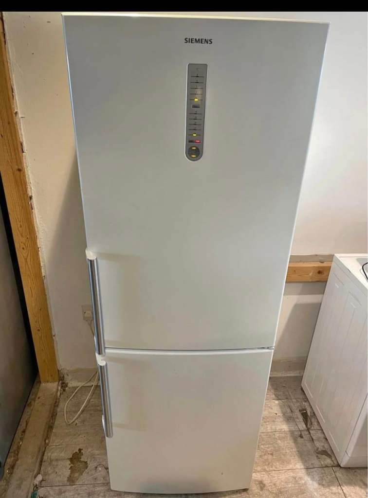 Siemens Freestanding Fridge Freezer - White, Good Condition