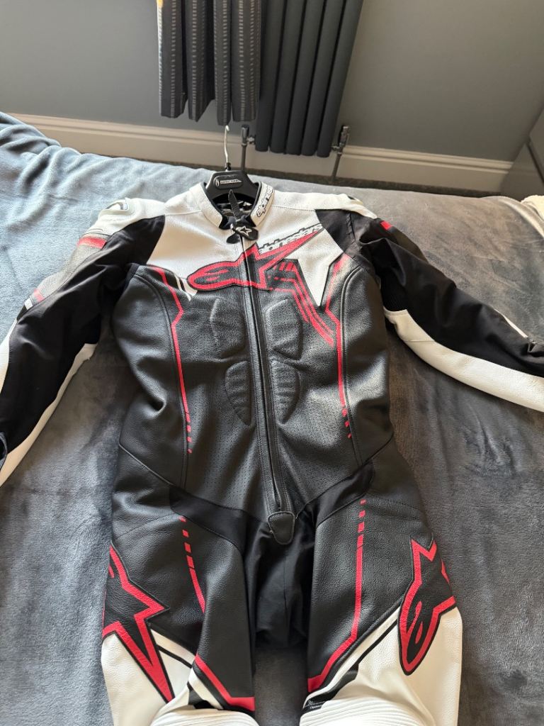 Full alpinestar leathers, like new.