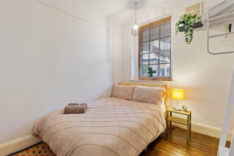 Spacious Double Room near Victoria Line | Seven Sisters  🏠 🌞