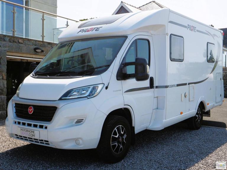 Pilote Essentiel P650, 4 Berth/Belt, Island Bed, Compact
