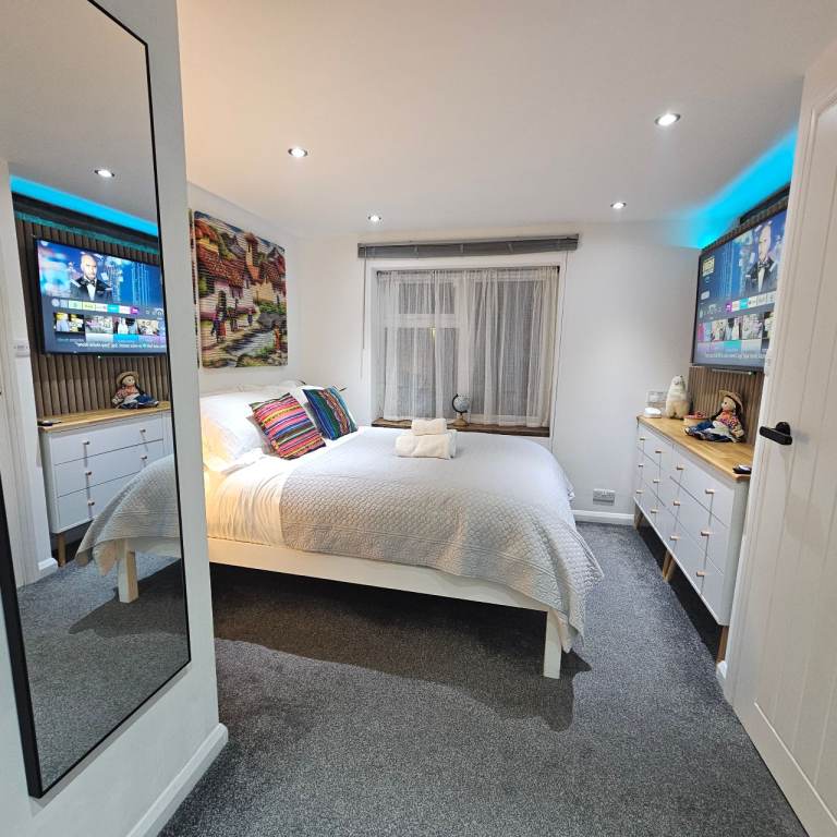 Double Room with en-suite and kitchenette | Free Parking | WIFI in Dagenham