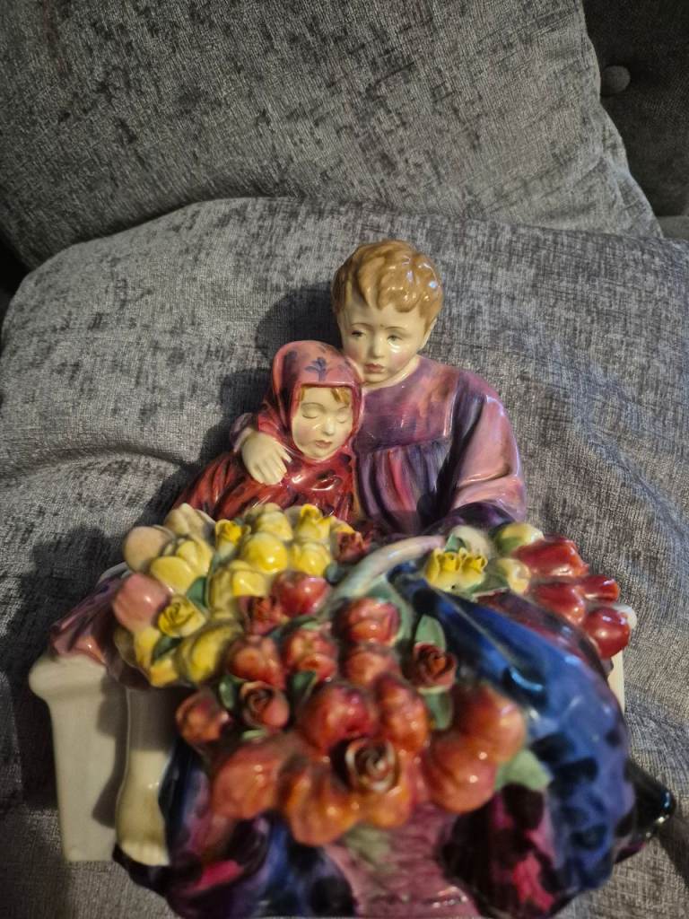 Vintage Ceramic Figurine of Children with Flowers – Good Condition