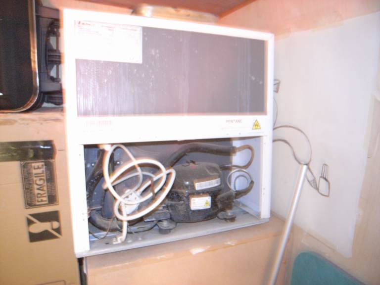 LEC Mini Refrigerator 45L Model R50052WTabletop Type, Rarely Used, Works well