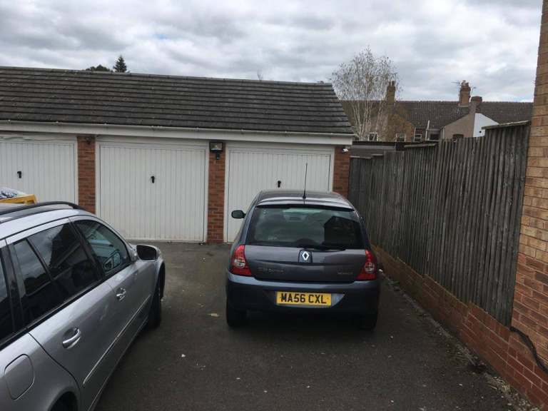 Double garage to rent