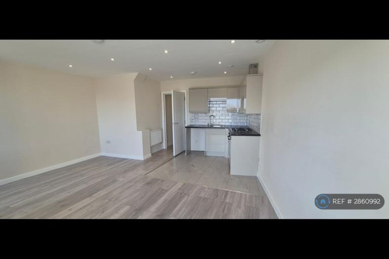 1 bedroom flat in London Road, Mitcham, CR4 (1 bed) (#2860992)