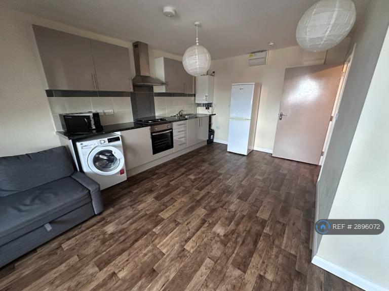 1 bedroom flat in Upper Sutton Lane, Hounslow, TW5 (1 bed) (#2896072)