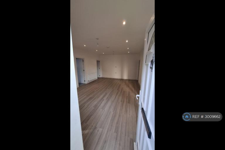 2 bedroom flat in Cove Road, Farnborough, GU14 (2 bed) (#3009662)