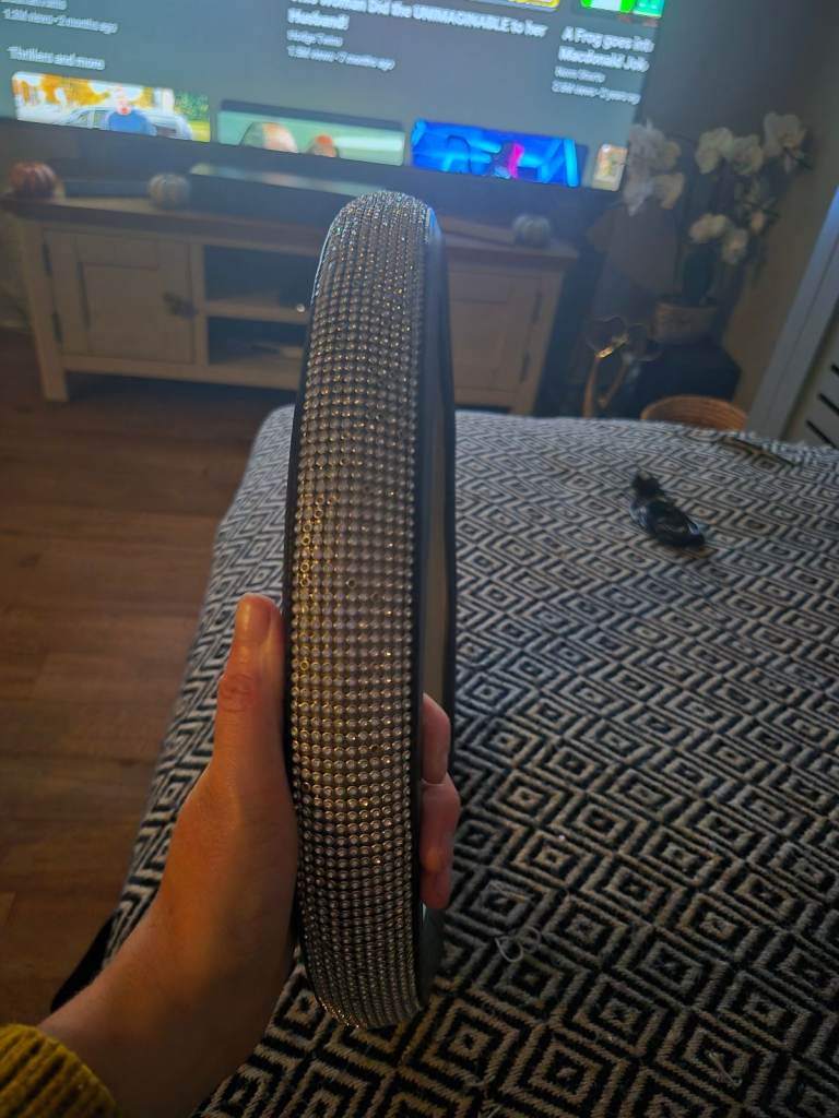 Universal steering wheel cover 